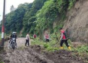 Polres Tanah Karo Bersihkan Material Longsor dan Atur Arus Lalu Lintas di Barus Jahe