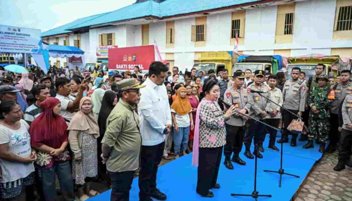 Bobby Nasution Dampingi Kapolri dan Ketua Komisi IV Tinjau Korban Bencana dan Salurkan Bantuan